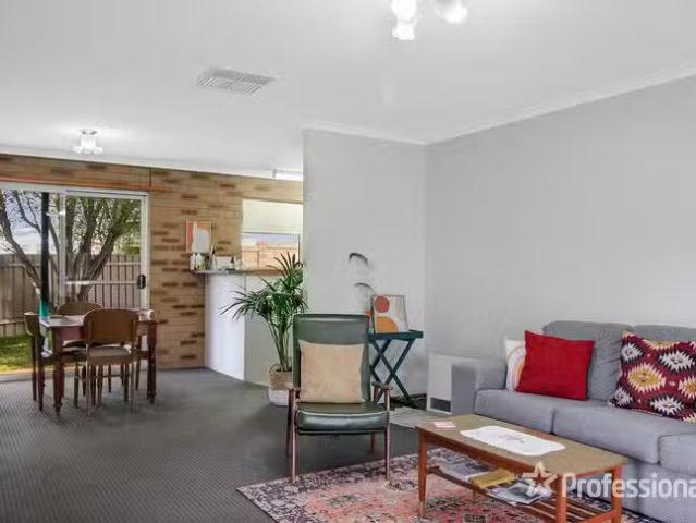 Charming 4/47 Karoom Drive, Glenfield Park, NSW 2650