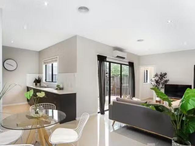 Nice 4/5 Rockbank Rd, Ardeer VIC 3022