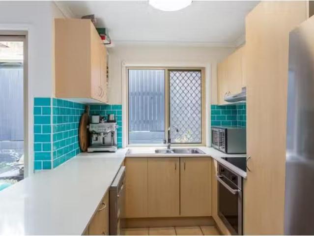 For Rent! 4/62 Douglas Street, GREENSLOPES Townhouse for rent.