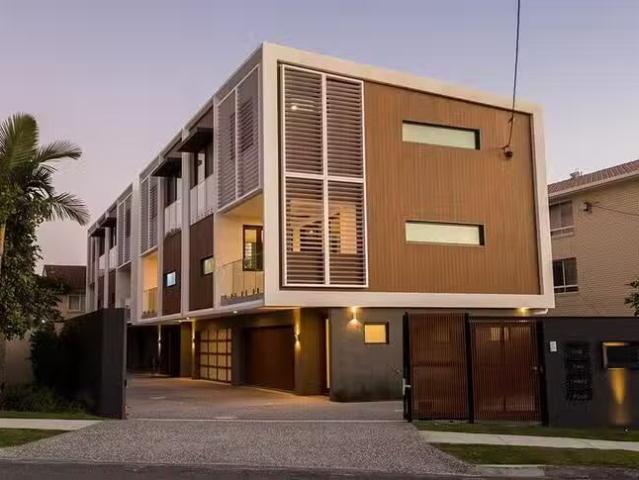 Nice 4/6 Mountain View Avenue, Miami, QLD 4220