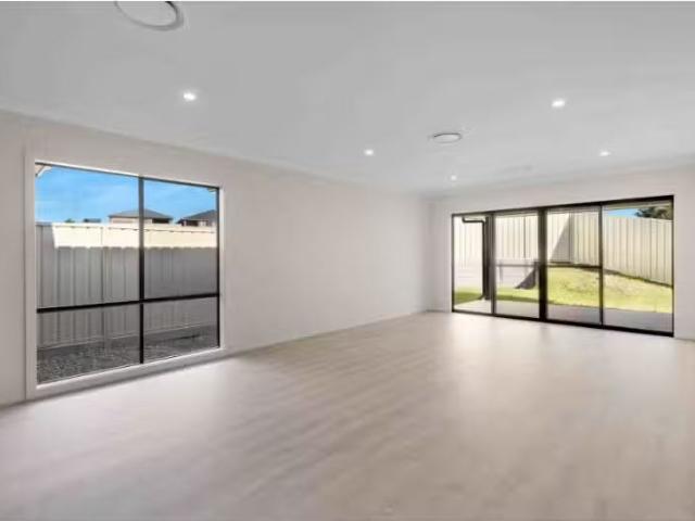 For Rent! 46A Carrington Park Drive, Nowra Townhouse for rent.