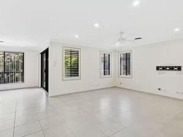 Deal! 4 Merimbula Place, Woongarrah, NSW 2259