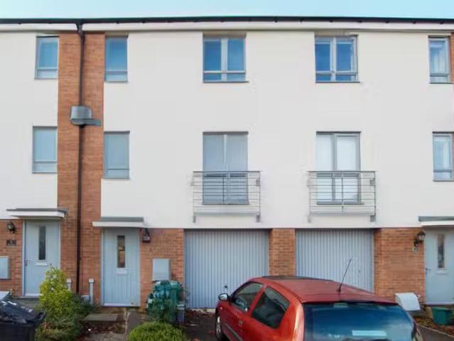 Deal! 4 BA 6 bedroom terraced house for rent in Barnwood, Ches.
