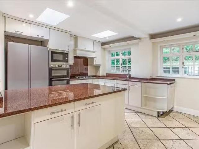 Deal! 4 BA 6 bedroom detached house for rent in Longcross Road.