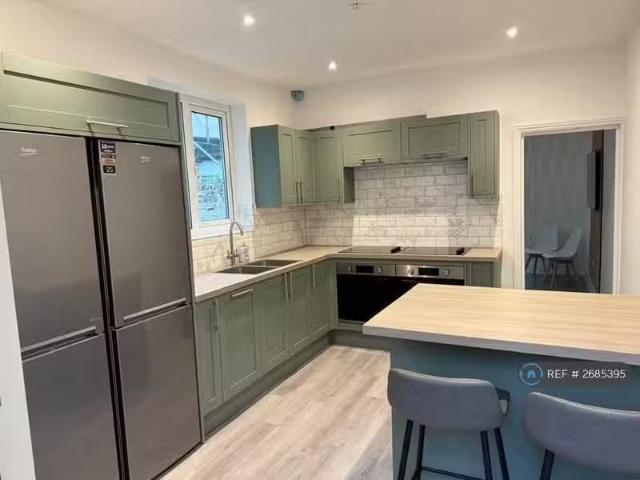 For Rent! 4 BA 6 bedroom semi detached house for rent in Fishp.