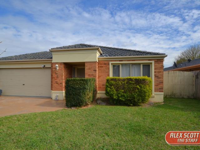 Charming 4 Bed Home with Double Garage in Quiet Berwick Court