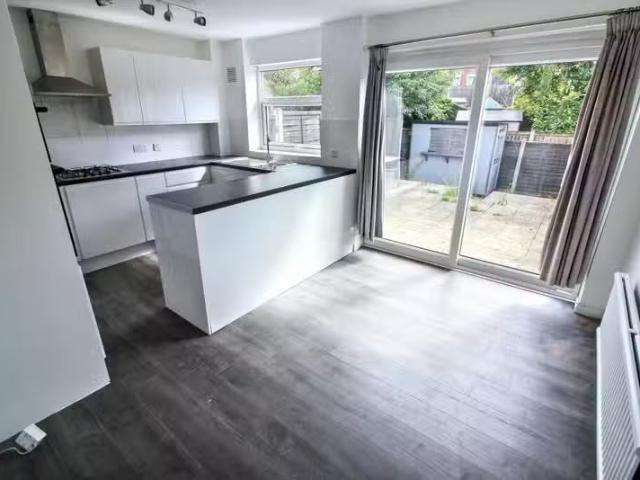 Charming 4 bedroom end of terrace house for rent in Shalford R.