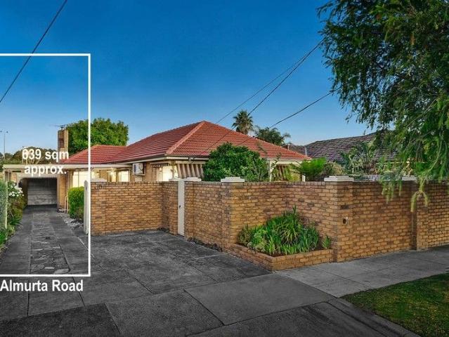 Charming 4 Bedroom Family Haven in Serene Paved Gardens