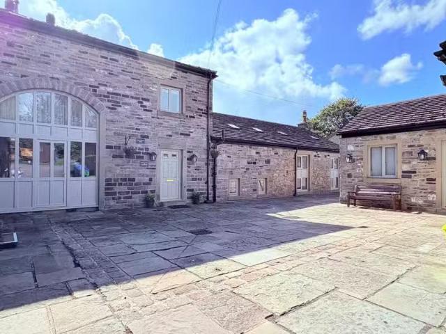 Deal! 4 bedroom house for rent in Delph House Barn, Birtle, BL9