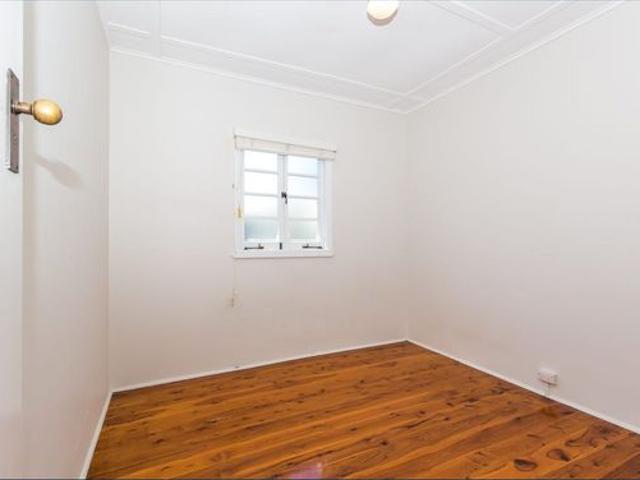 CHARMING 4 BEDROOM HOME 5KM OUT FROM THE BRISBANE CBD