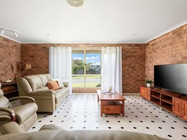 Charming 4 BR 189 Gympie Road, TIN CAN BAY, QLD 4580 House f.