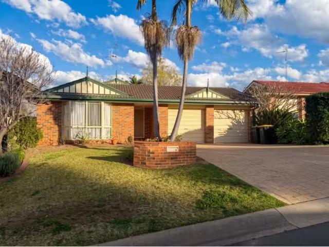 For Rent! 4 BR 19 Begonia Court, GLENMORE PARK House for rent.
