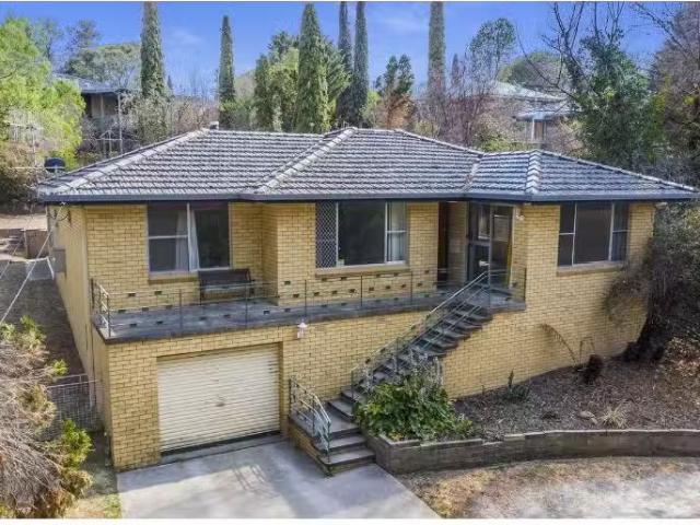 Unique 4 BR 19 Blake Street, Armidale House for rent Listed b.