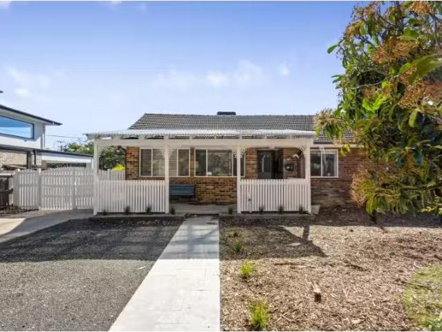Deal! 4 BR 11 Narambi Street, Narrabundah House for rent List.
