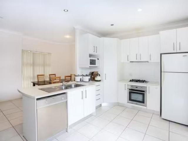 Deal! 4 BR 11A Brook Street, SOUTH BRISBANE Townhouse for rent.