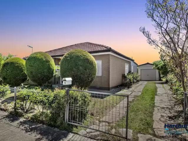 Deal! 4 BR 12 Thomas Street, ST ALBANS, VIC 3021 House for R.