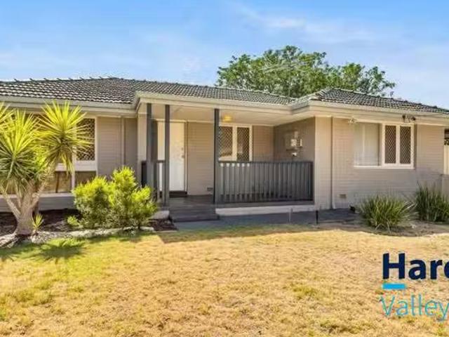 Nice 4 BR 13 Blantyre Way, KELMSCOTT, WA 6111 House for Rent
