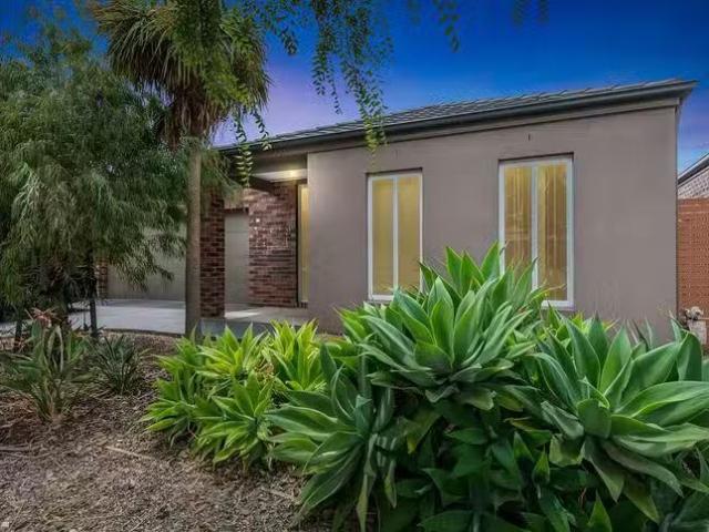 Charming 4 BR 13 Rowan Avenue, Williams Landing, VIC 3027