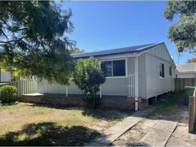 For Rent! 4 BR 13A Mackenzie Avenue, Woy Woy House for rent L.