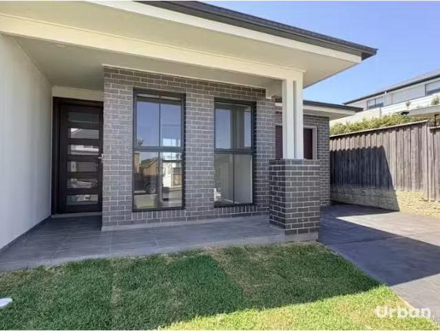 Just in! 4 BR 2/4 Tau Way, Chisholm Townhouse for rent Listed.