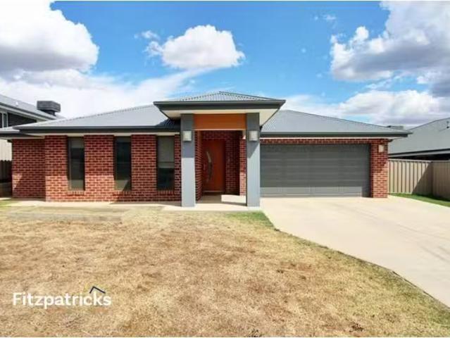 Deal! 4 BR 26 Charlton Street, Boorooma House for rent Listed.