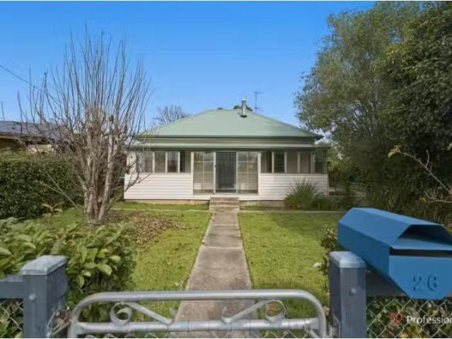 Deal! 4 BR 26 Grafton Road, Armidale House for rent Listed by.