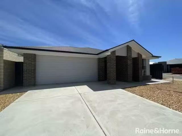 Unique 4 BR 27 Nadine Street, Munno Para, SA 5115