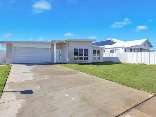 Cozy 4 BR 29 Sea Pearl Drive, ELLIOTT HEADS, QLD 4670 Duplex.