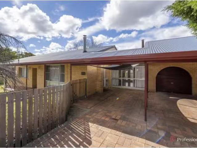 Charming 4 BR 205 Canambe Street, Armidale House for rent Lis.