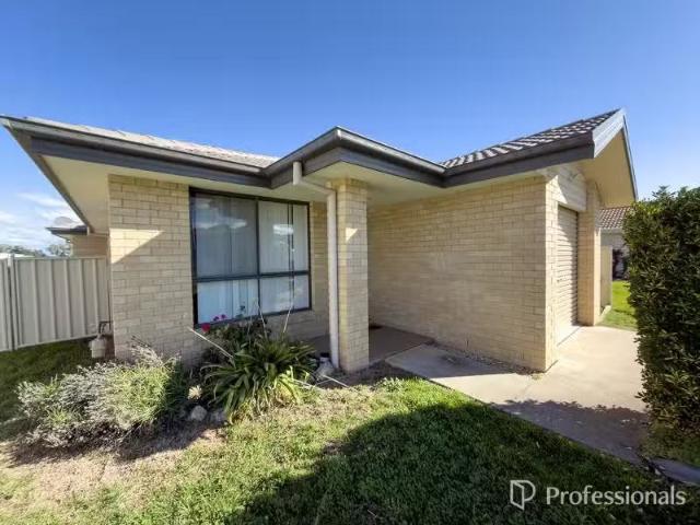 Cozy 4 BR 22 Tulipwood Crescent, OXLEY VALE House for rent Li.