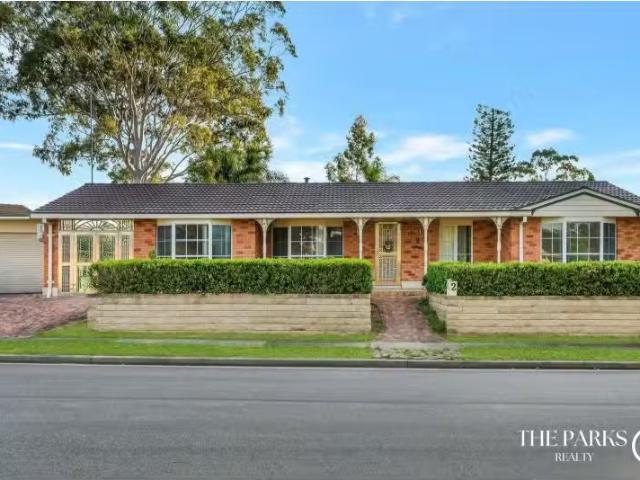 Rental! 4 BR 2 Glenfern Crescent, Bossley Park House for rent.