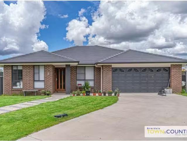 Rental! 4 BR 2 Kilcoy Close, ARMIDALE House for rent Listed b.