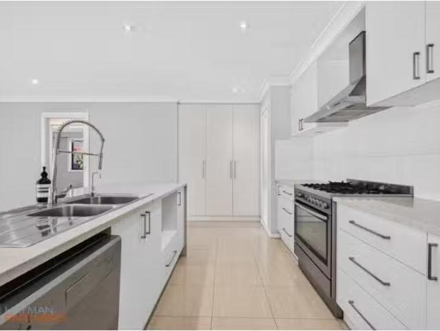 Deal! 4 BR 32 Mawson Drive, Mawson House for rent Listed by B.