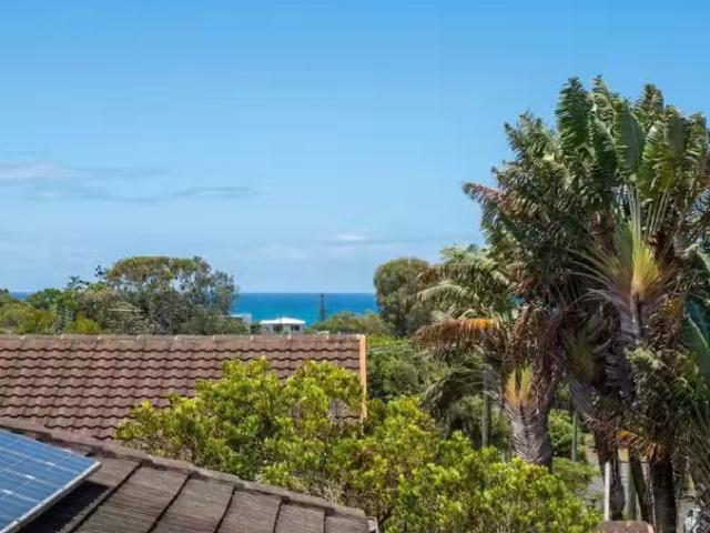 Unique 4 BR 32A Edmund Street, MOFFAT BEACH, QLD 4551 House.