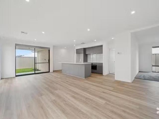 For Rent! 4 BR 33 Desert Pea Loop, Piara Waters, WA 6112