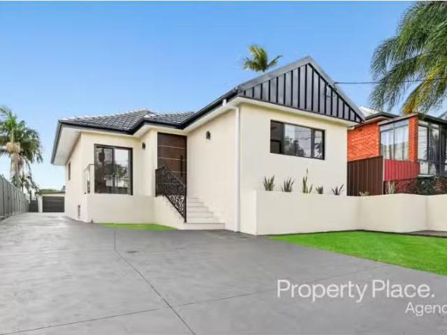 Nice 4 BR 4 Banjo Paterson Street, Padstow Heights House for r.
