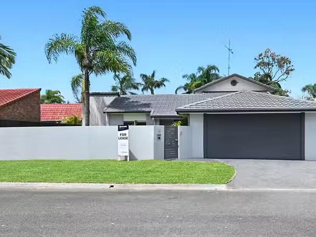 Cheap 4 BR 4 Snead Court, PARKWOOD, QLD 4214 House for Rent