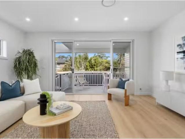 Deal! 4 BR 51A Margaret Street, Balgownie Townhouse for rent.