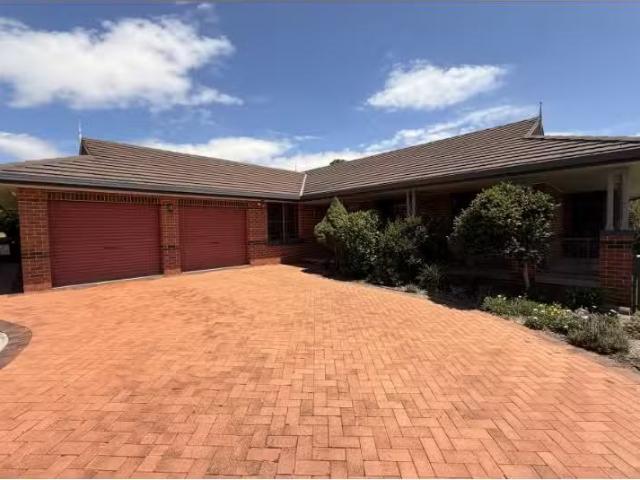 Deal! 4 BR 52 Dewhurst Drive, Mudgee House for rent Listed by.