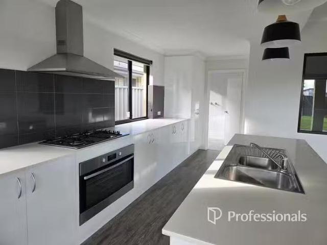 Cheap 4 BR 5 Savory Crescent, Yalyalup, WA 6280