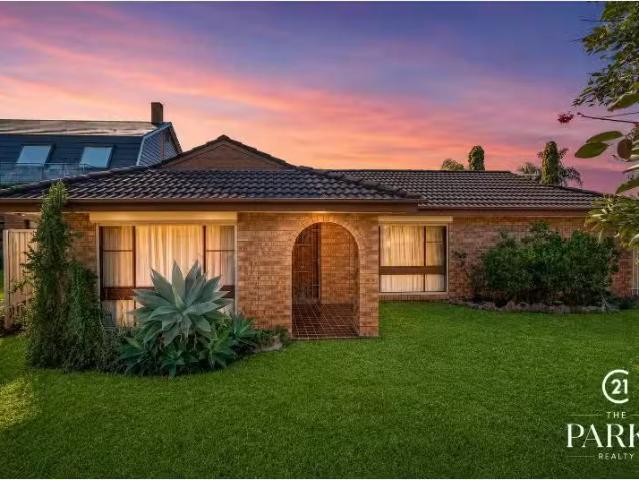 Unique 4 BR 66 Tallowood Crescent, Bossley Park House for rent.