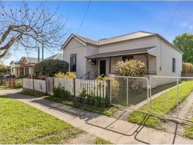 Cozy 4 BR 62 Marsh Street, ARMIDALE House for rent Listed by.