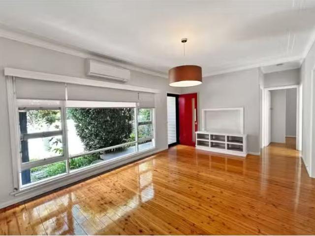 Charming 4 BR 62 Mount Ettalong Road, Umina Beach House for re.