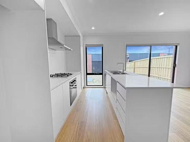 For Rent! 4 BR 6 Avi Walk, Armstrong Creek, VIC 3217