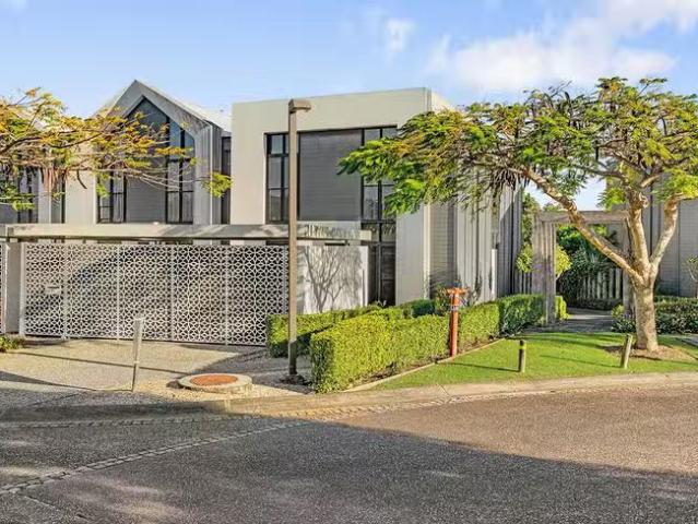Cozy 4 BR 82 Peninsula Drive, Robina, QLD 4226