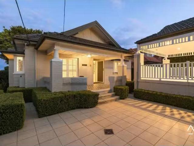 Deal! 4 BR 8 Neeworra Road, Northbridge House for rent Listed.