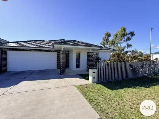 Deal! 4 BR 90 Mary Street, GOOGONG House for rent Listed by T.