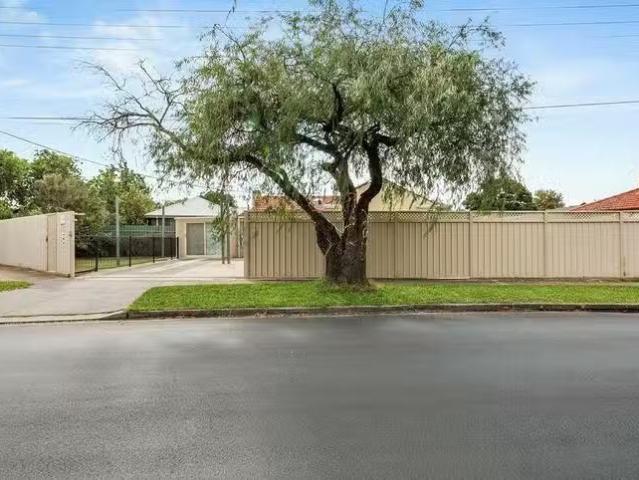 Unique 4 Coleridge Crescent, Clearview, SA 5085