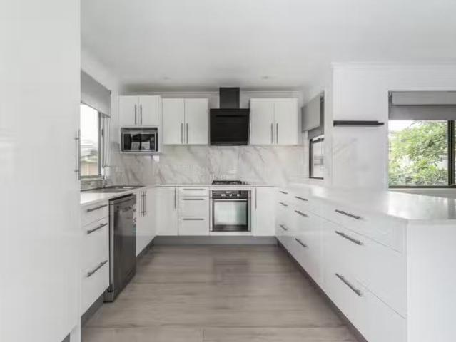 Charming 4 Pallinup St, Riverhills QLD 4074