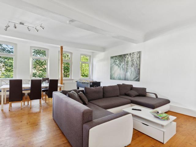 Charming 4 Rooms | Kicker | Netflix | Parking